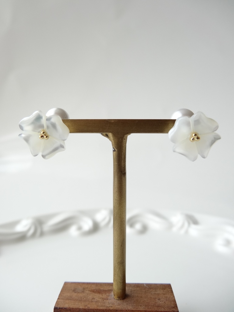 白蝶貝&チタン 四つ葉のピアス