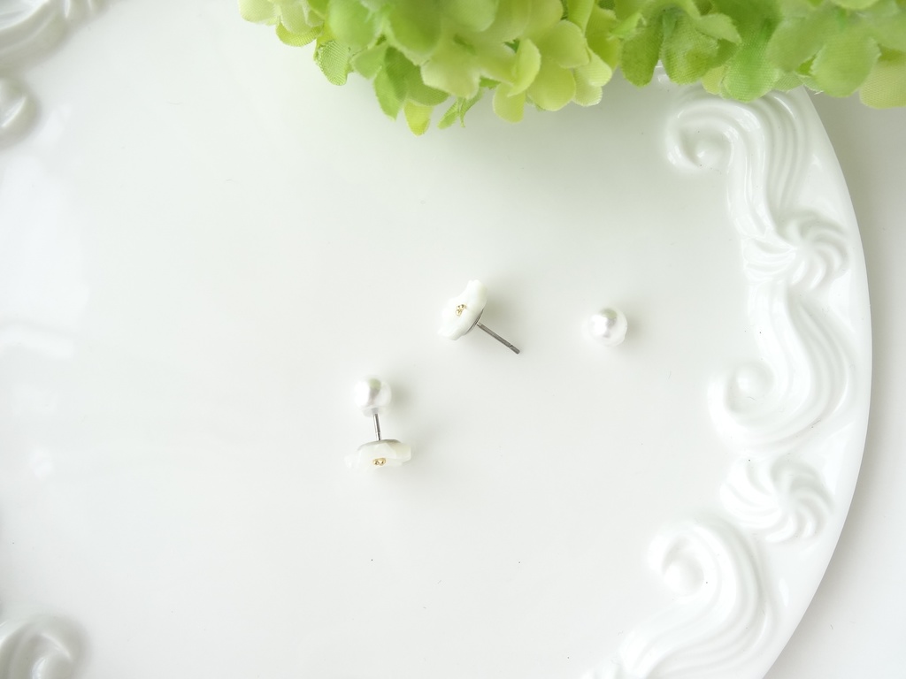 白蝶貝&チタン 四つ葉のピアス
