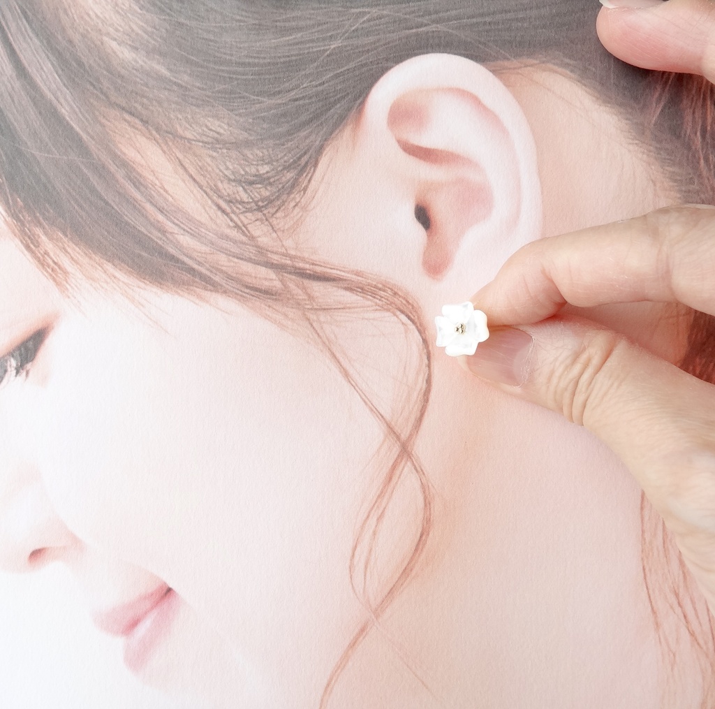 白蝶貝&チタン 四つ葉のピアス