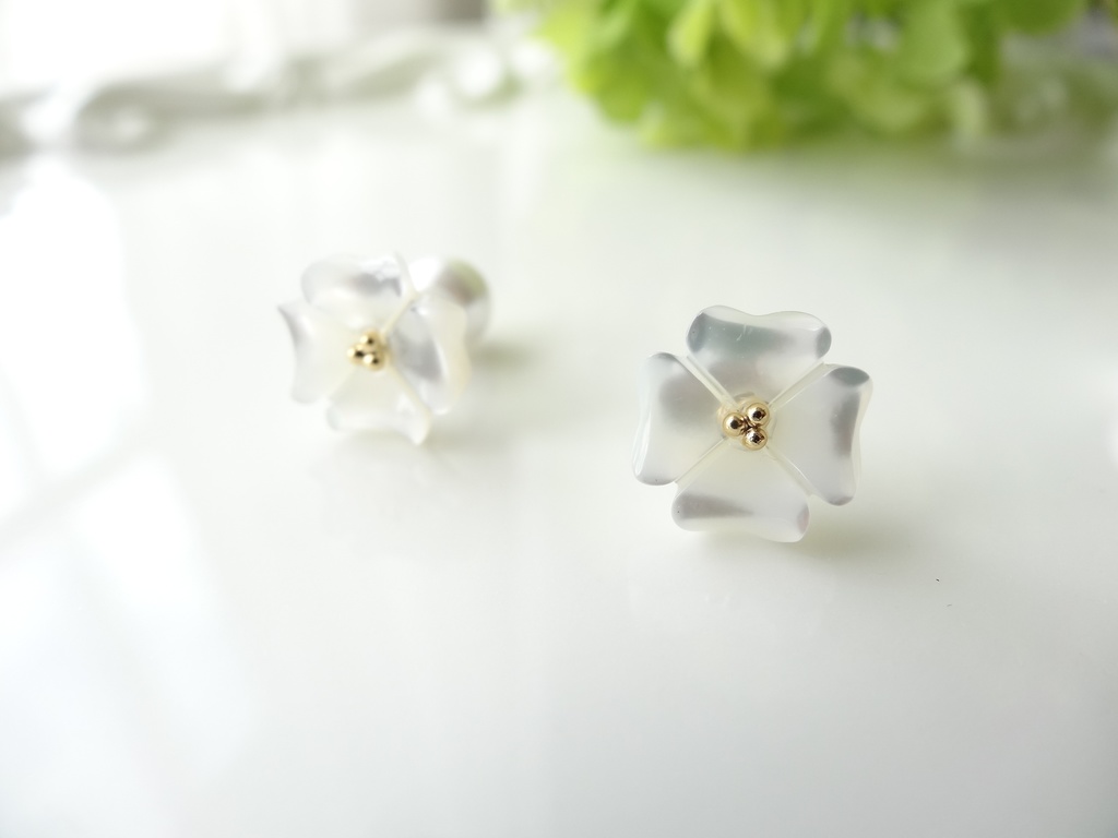 白蝶貝&チタン 四つ葉のピアス