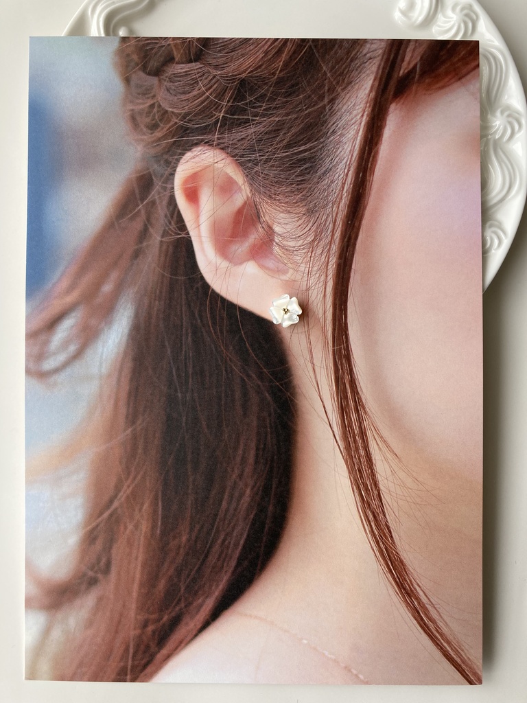 白蝶貝&チタン 四つ葉のピアス