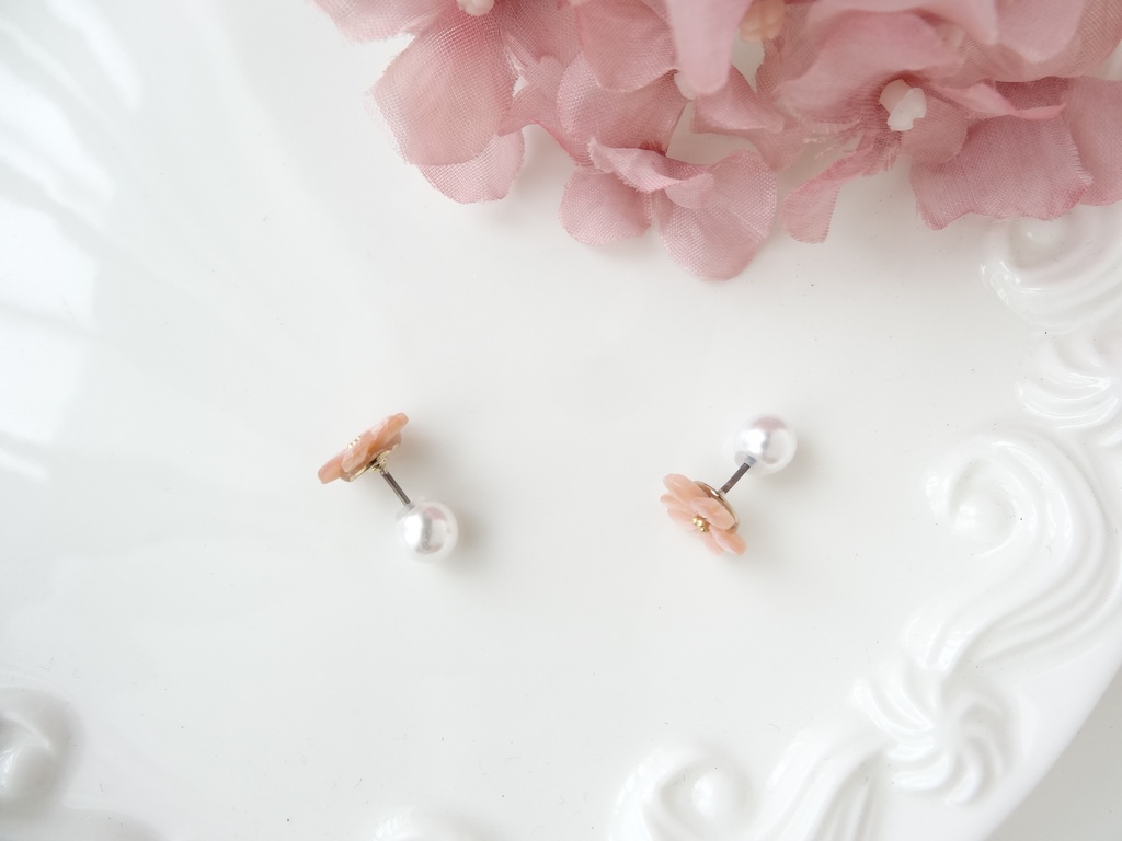 ピンクシェル&チタン ピンクの桜ピアス
