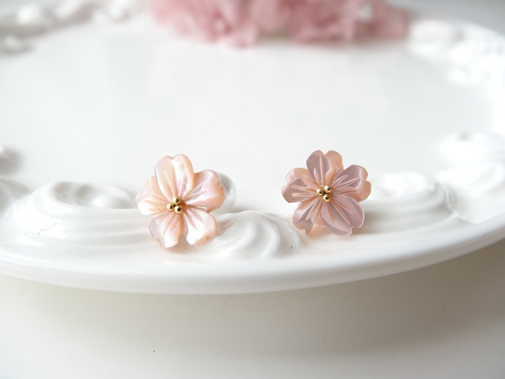 ピンクシェル&チタン ピンクの桜ピアス
