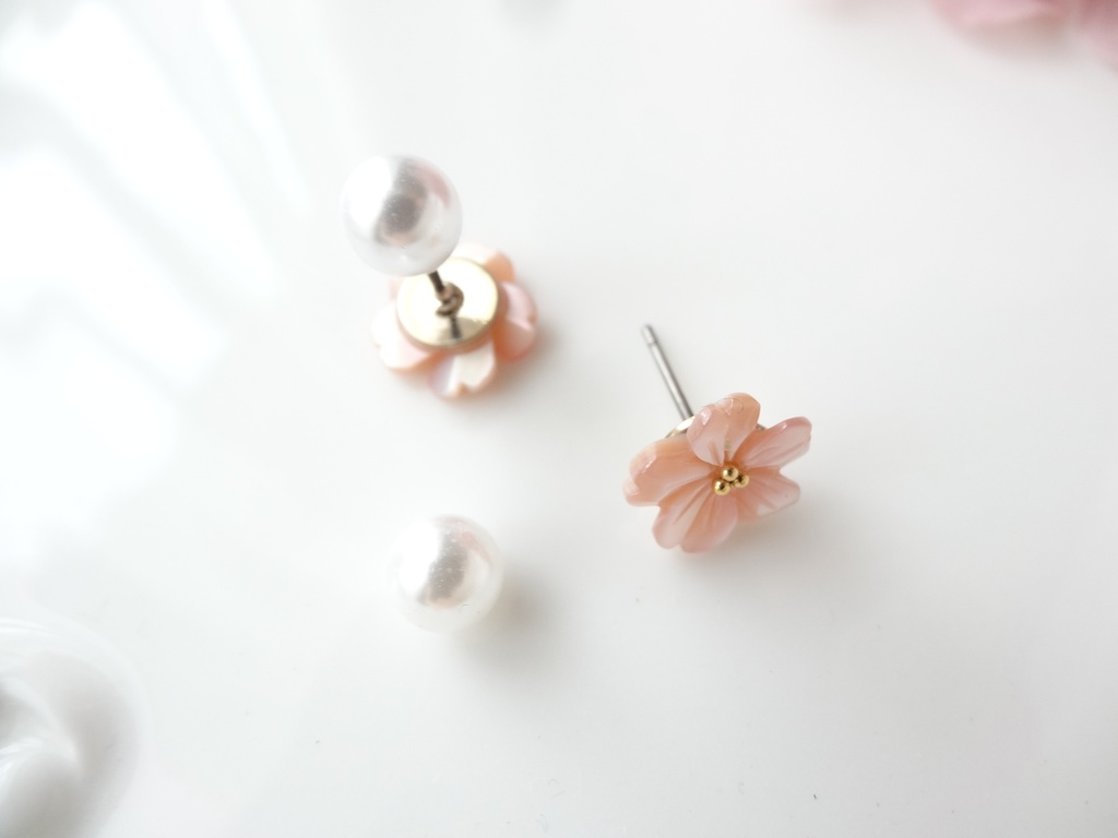 ピンクシェル&チタン ピンクの桜ピアス
