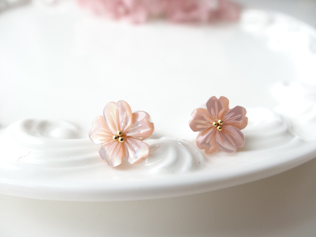 ピンクシェル&チタン ピンクの桜ピアス