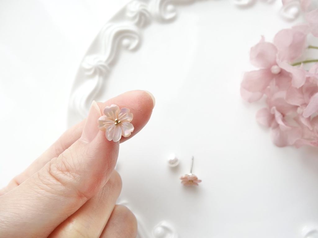 ピンクシェル&チタン ピンクの桜ピアス