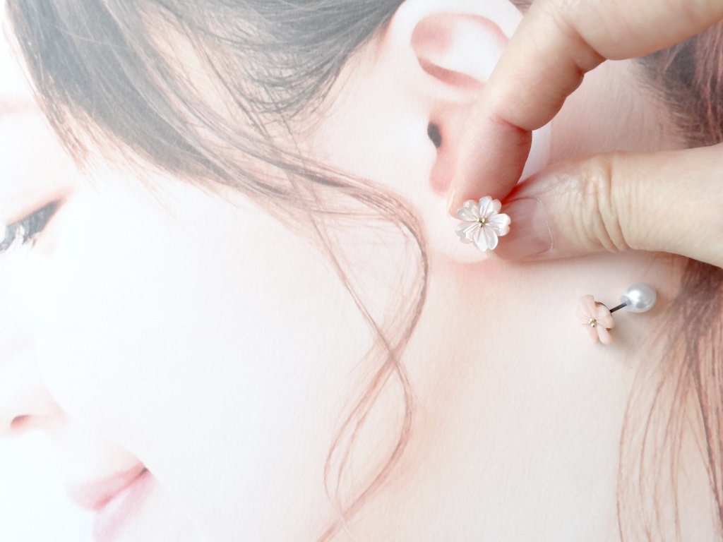 ピンクシェル&チタン ピンクの桜ピアス