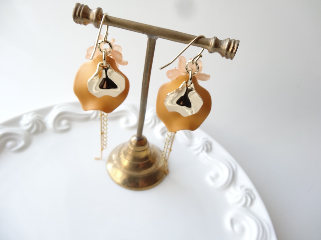 ペタルシャワー オレンジ(イヤリングOK)