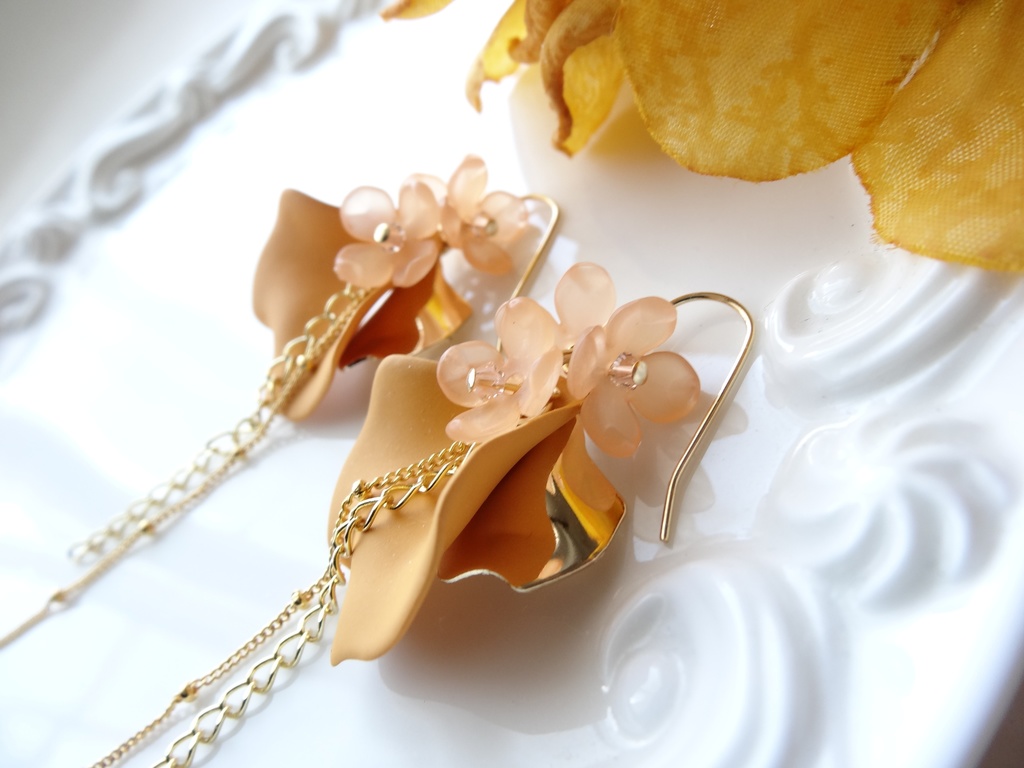 ペタルシャワー オレンジ(イヤリングOK)