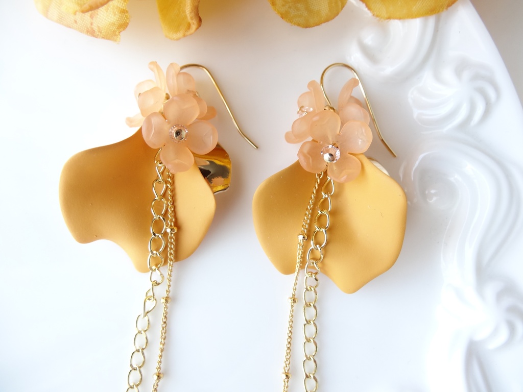 ペタルシャワー オレンジ(イヤリングOK)