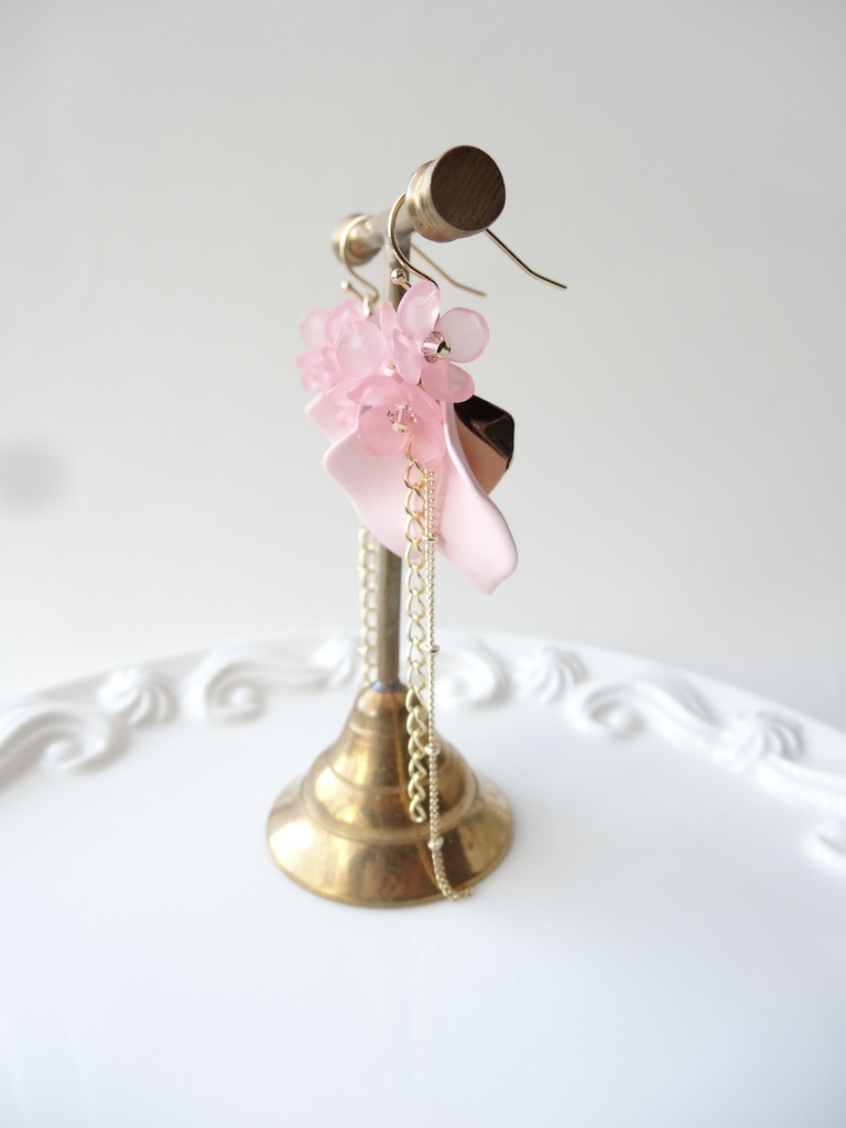 ペタルシャワー ピンク(イヤリングOK)