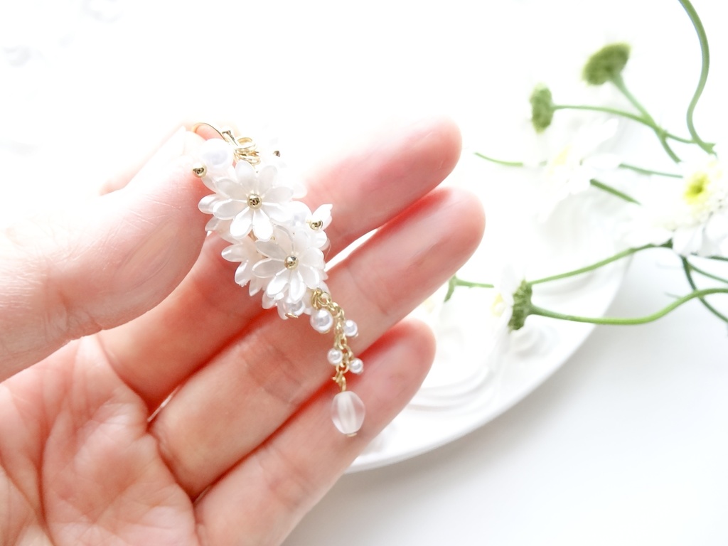 ひな菊ロングブーケピアス(イヤリングOK)