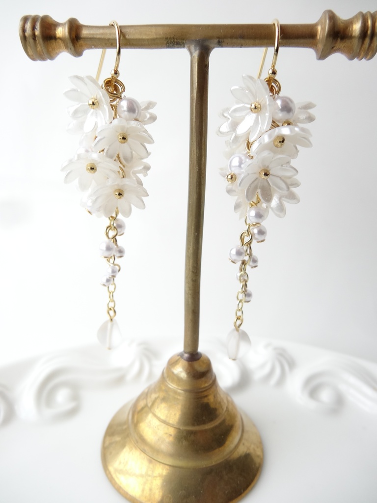 ひな菊ロングブーケピアス(イヤリングOK)