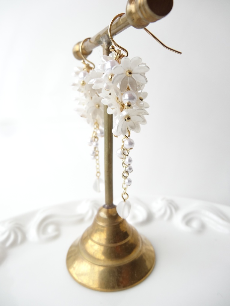ひな菊ロングブーケピアス(イヤリングOK)