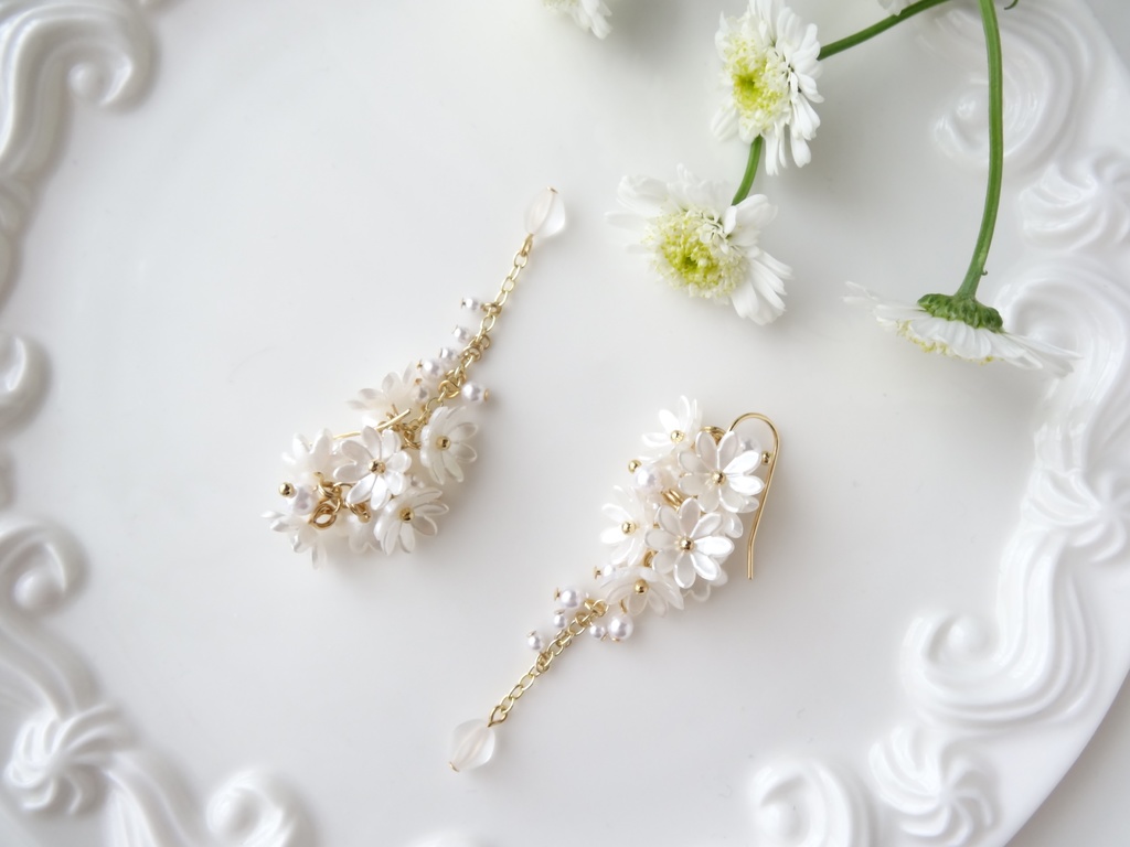 ひな菊ロングブーケピアス(イヤリングOK)
