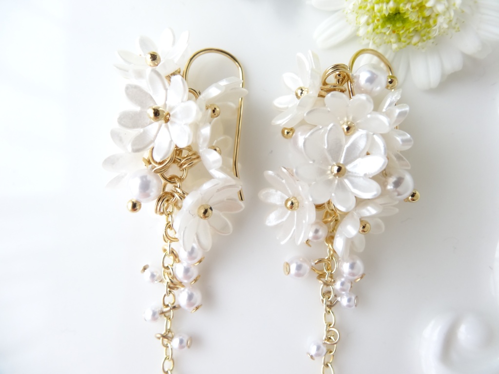 ひな菊ロングブーケピアス(イヤリングOK)