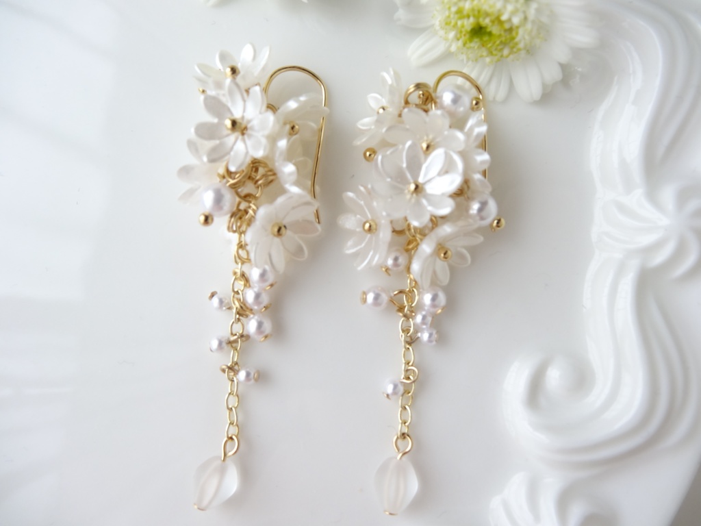 ひな菊ロングブーケピアス(イヤリングOK)