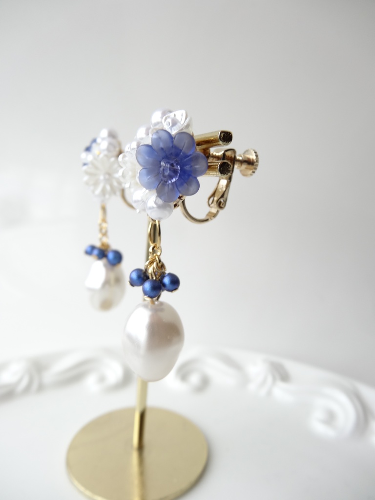 フラワータルトイヤリング ネイビー×白