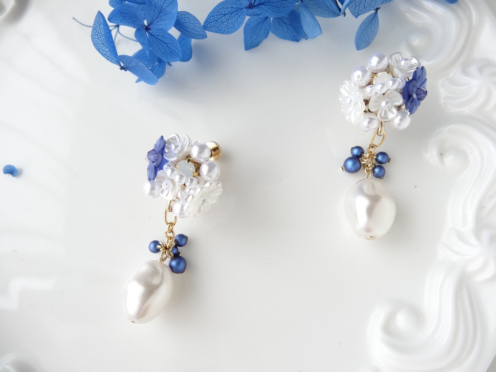 フラワータルトイヤリング ネイビー×白