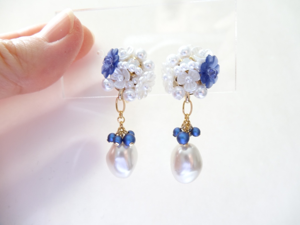 フラワータルトイヤリング ネイビー×白