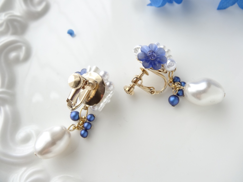フラワータルトイヤリング ネイビー×白