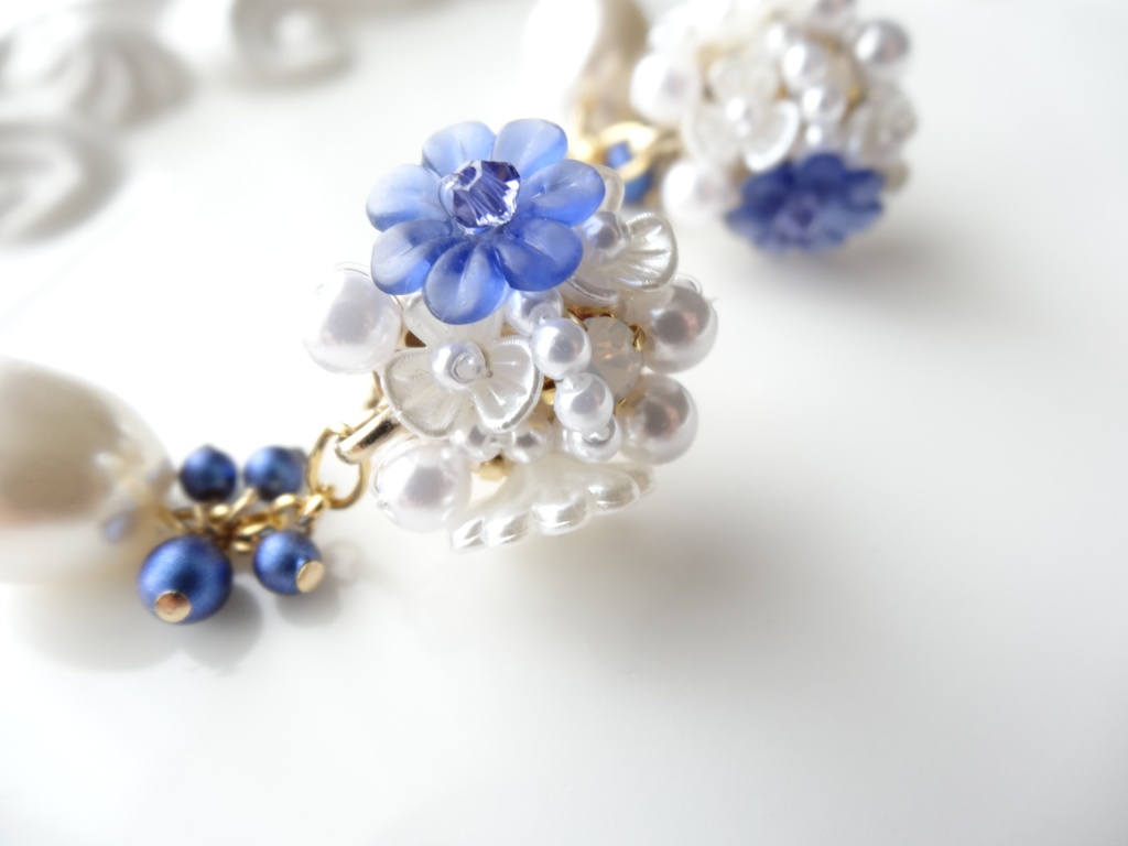 フラワータルトイヤリング ネイビー×白