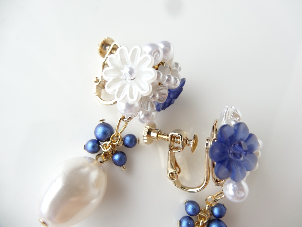 フラワータルトイヤリング ネイビー×白