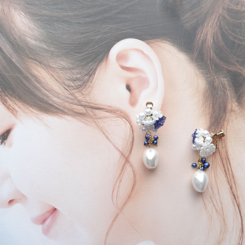 フラワータルトイヤリング ネイビー×白