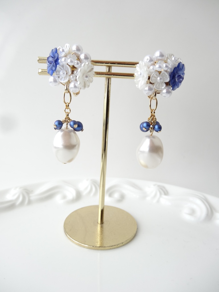 フラワータルトイヤリング ネイビー×白