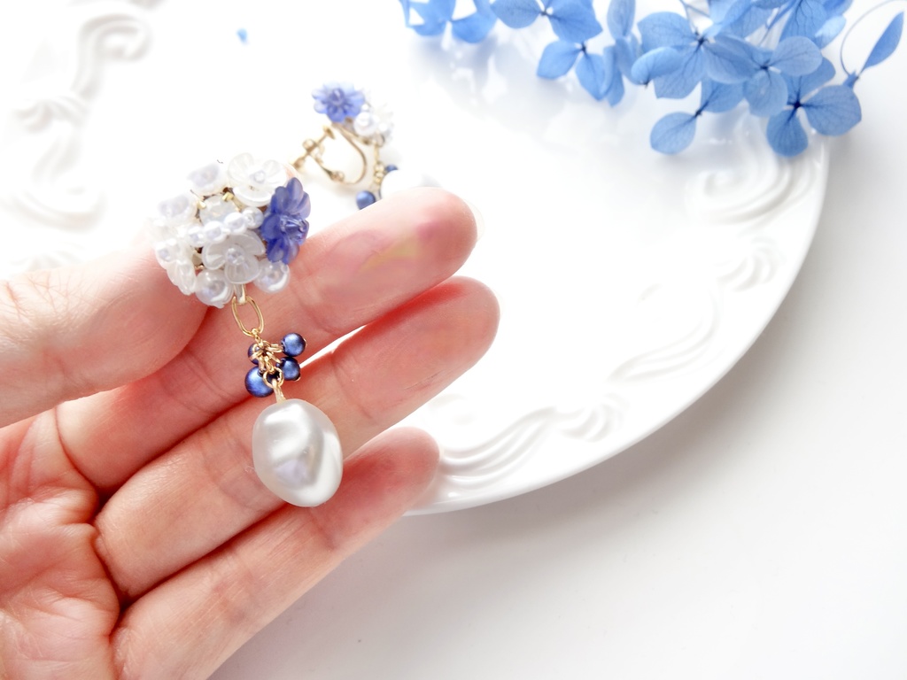 フラワータルトイヤリング ネイビー×白