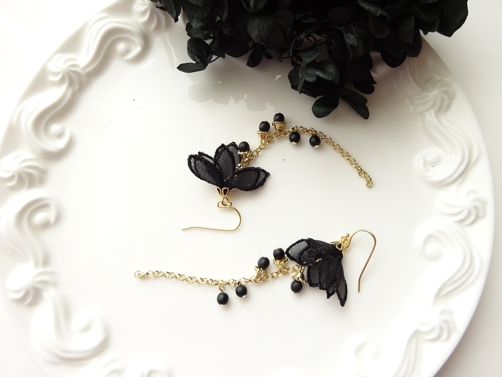 刺繍フラワー・ピアス(イヤリングOK)