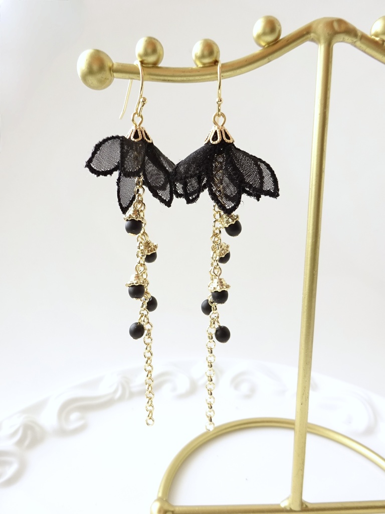 刺繍フラワー・ピアス(イヤリングOK)