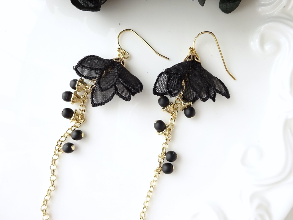 刺繍フラワー・ピアス(イヤリングOK)