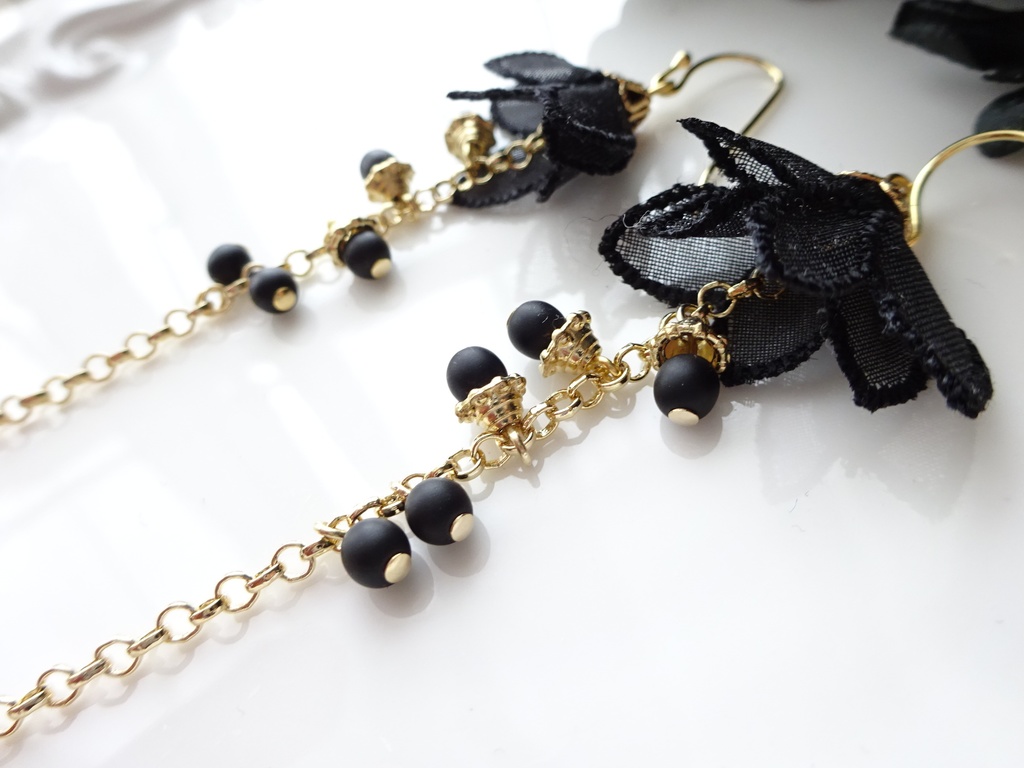 刺繍フラワー・ピアス(イヤリングOK)