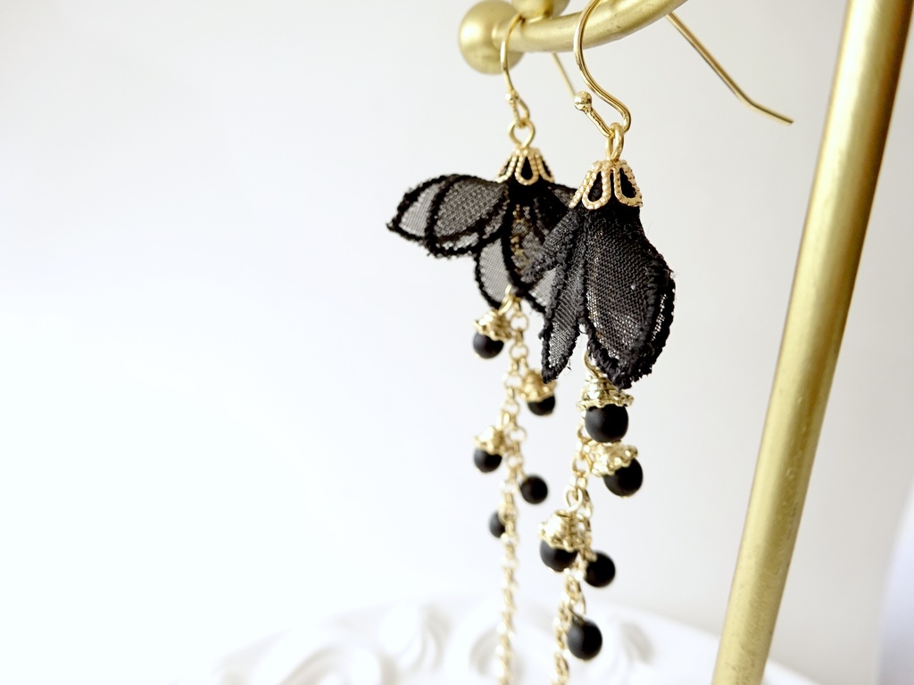 刺繍フラワー・ピアス(イヤリングOK)