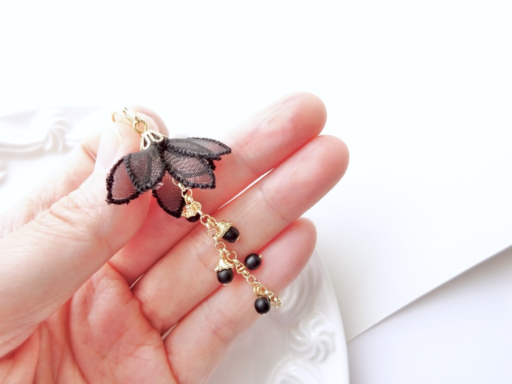 刺繍フラワー・ピアス(イヤリングOK)