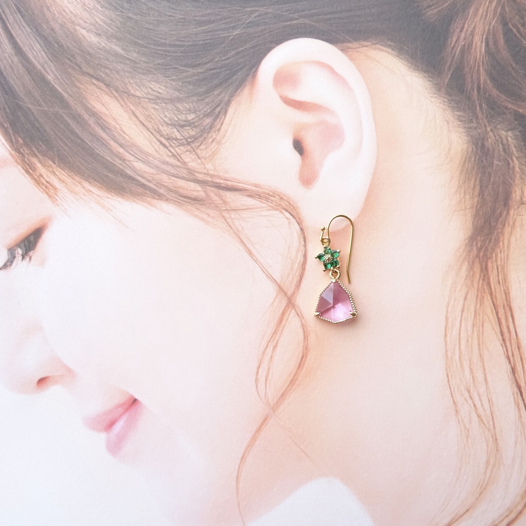 三角スミレの香水ビンピアス(イヤリングOK)