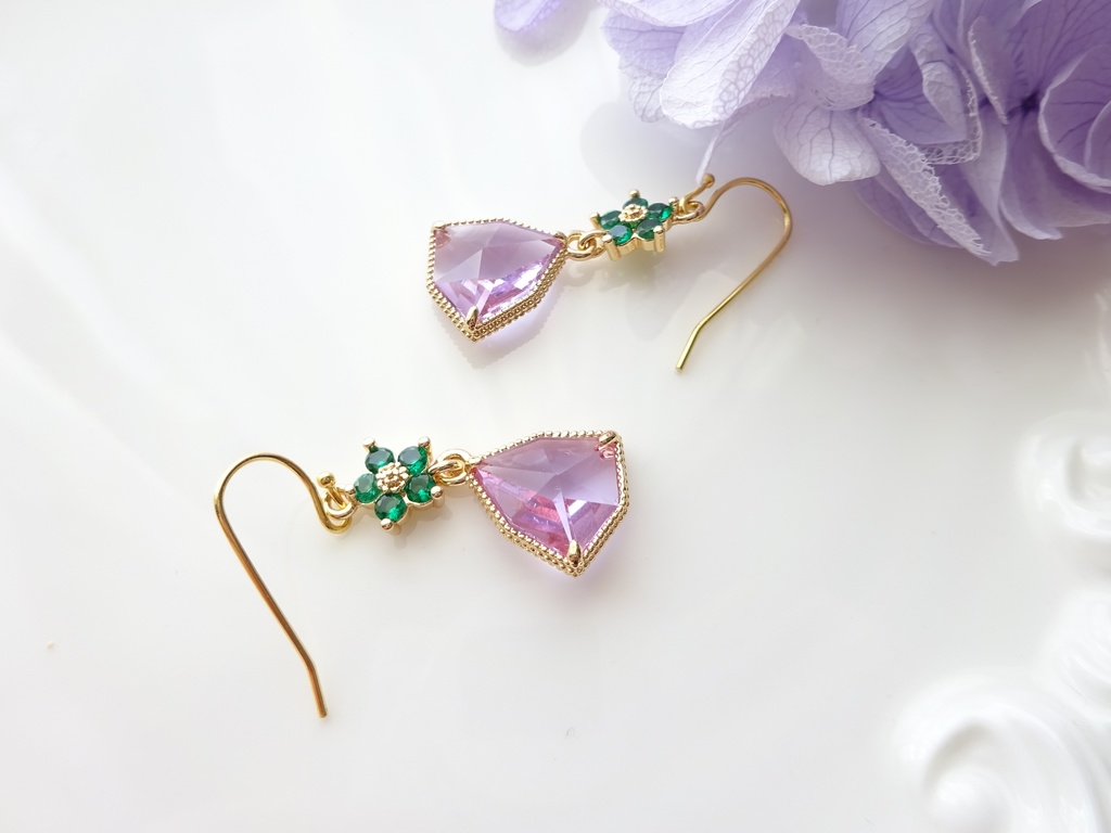 三角スミレの香水ビンピアス(イヤリングOK)