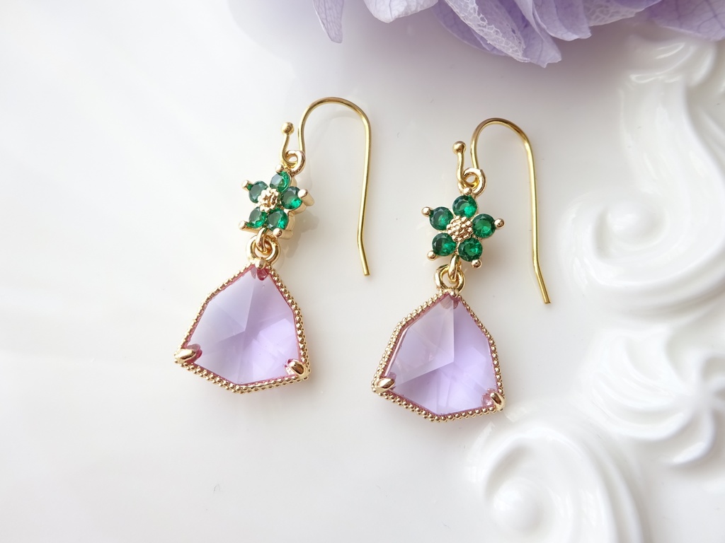 三角スミレの香水ビンピアス(イヤリングOK)