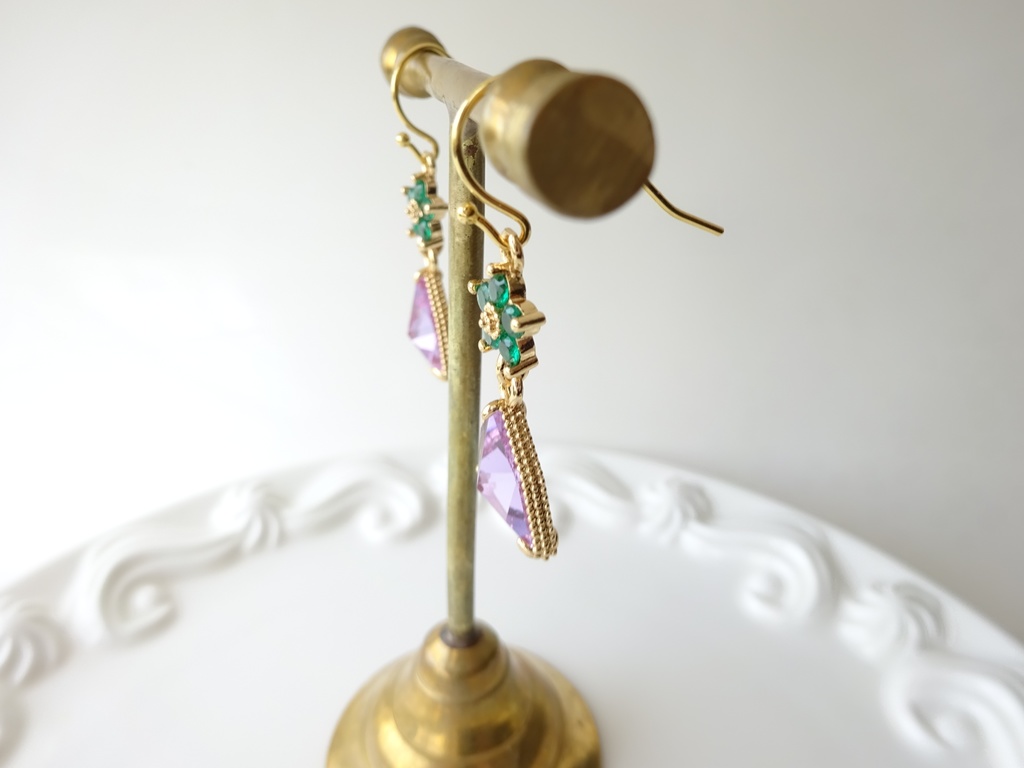 三角スミレの香水ビンピアス(イヤリングOK)