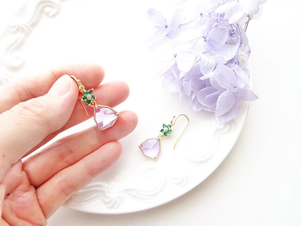 三角スミレの香水ビンピアス(イヤリングOK)