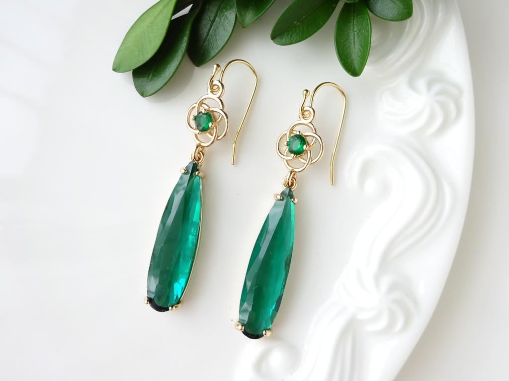 ダークグリーンシードピアス(イヤリングOK)