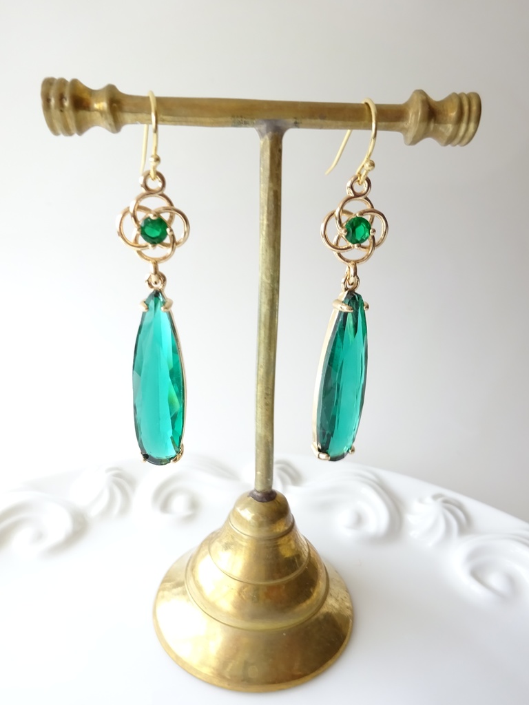 ダークグリーンシードピアス(イヤリングOK)