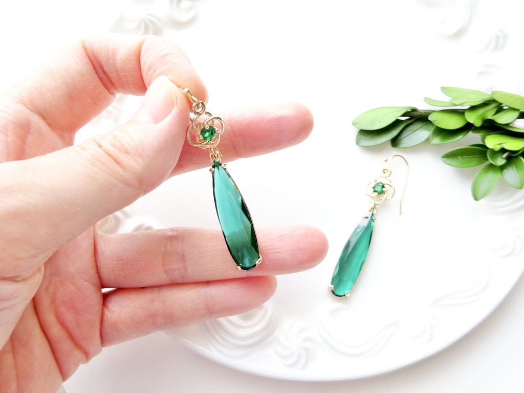 ダークグリーンシードピアス(イヤリングOK)