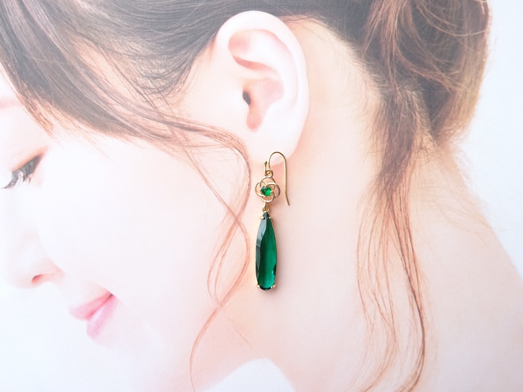 ダークグリーンシードピアス(イヤリングOK)