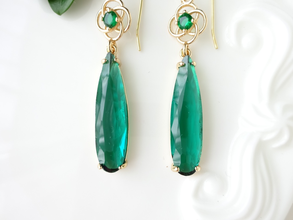 ダークグリーンシードピアス(イヤリングOK)