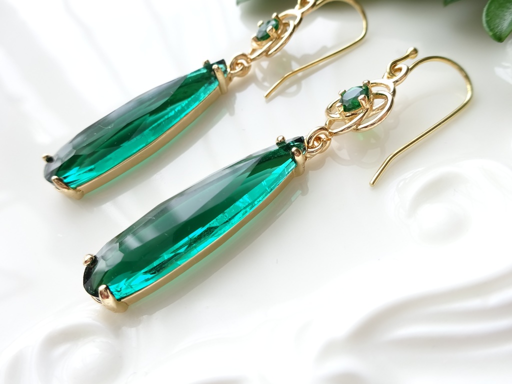 ダークグリーンシードピアス(イヤリングOK)