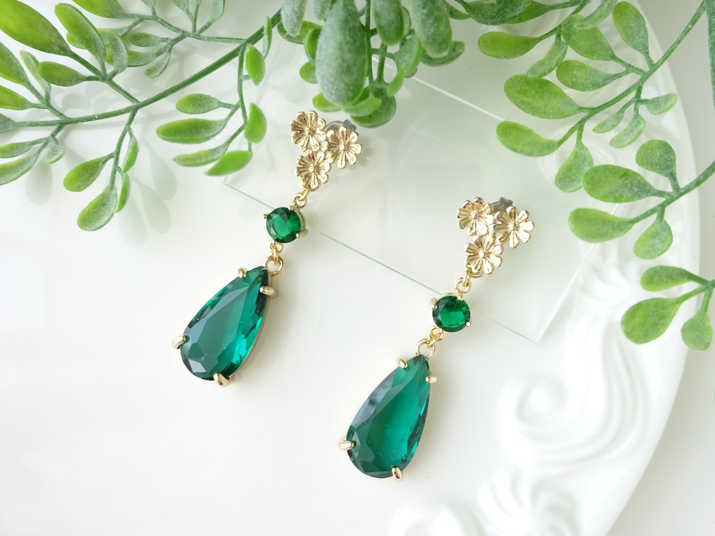 ダークグリーンガーデンピアス(イヤリングOK)
