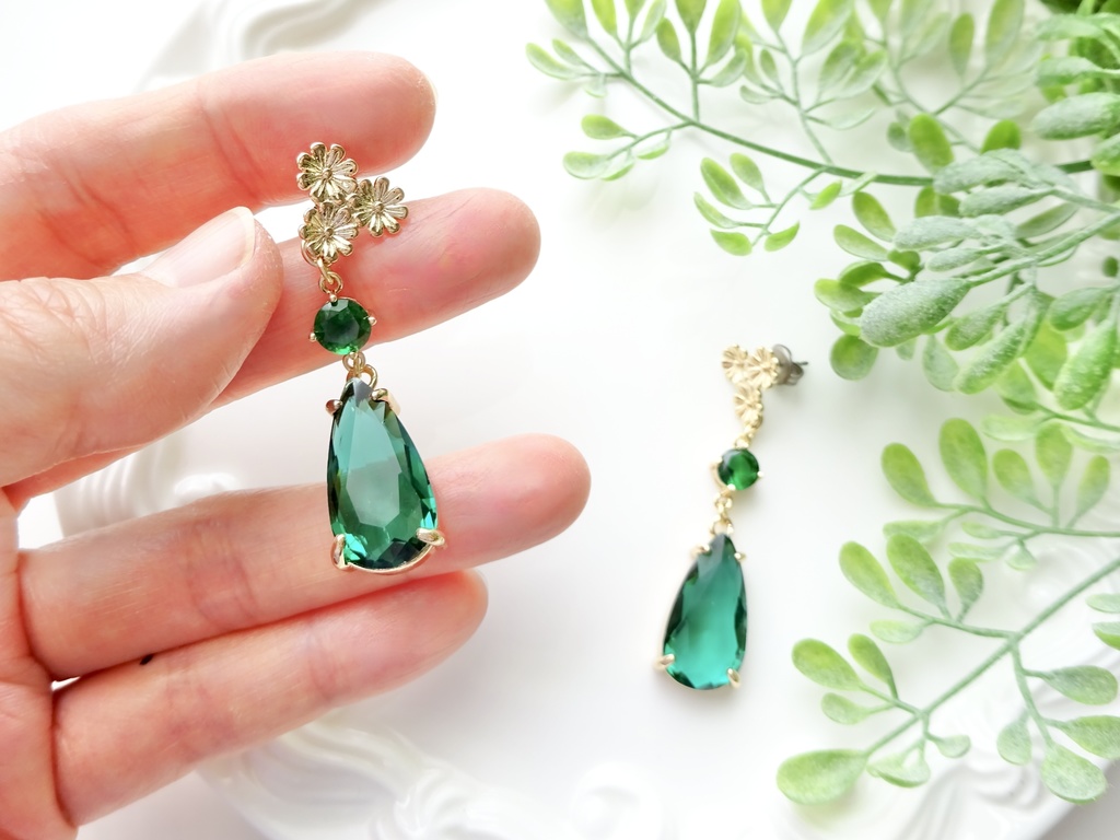 ダークグリーンガーデンピアス(イヤリングOK)