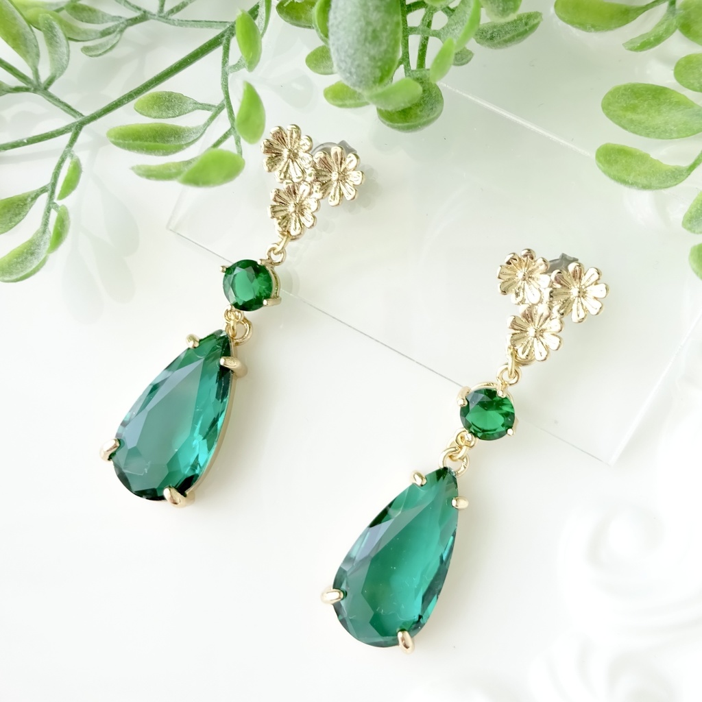 ダークグリーンガーデンピアス(イヤリングOK)